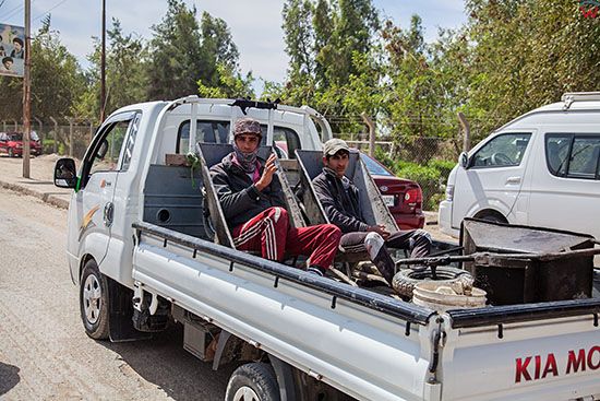 Irak, Hillah (Al Hilla). Robotnicy jadacy na skrzyni ladunkowej samochodu.